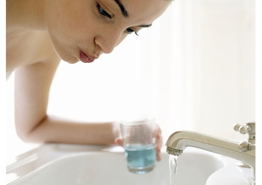 Súc miệng với nước muối hoặc nước súc miệng chuyên dụng sẽ giúp bạn bảo vệ sức khoẻ răng miệng