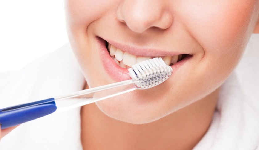 Vệ sinh răng miệng hàng ngày giúp răng sứ bền chắc lâu hơn