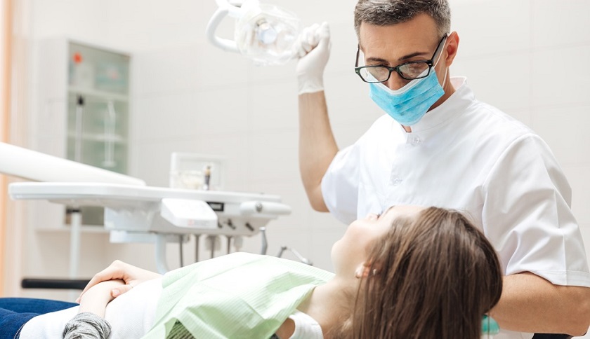 Thăm khám trước khi bọc răng sứ