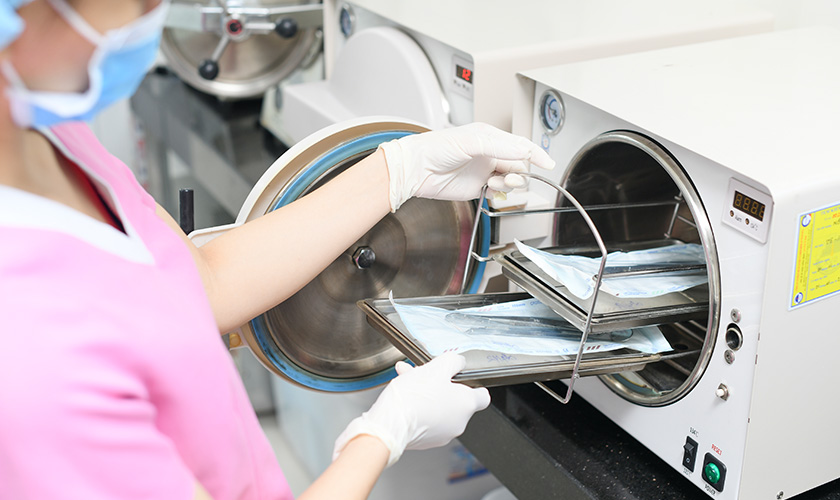 Vô trùng dụng cụ để tránh lây nhiễm chéo