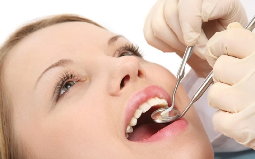 Tới gặp bác sĩ trong thời gian sớm nhất khi phát hiện có dấu hiệu răng sứ bị hở