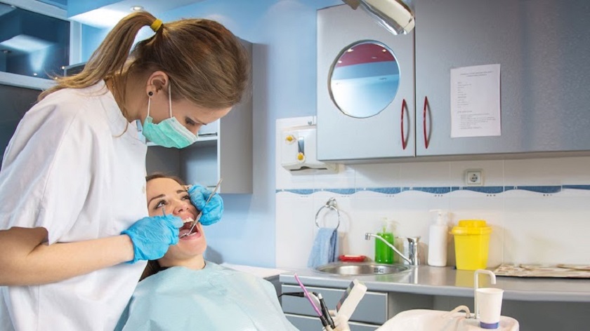 Tình hình răng miệng của khách hàng ảnh hưởng tới chi phí trồng răng sứ