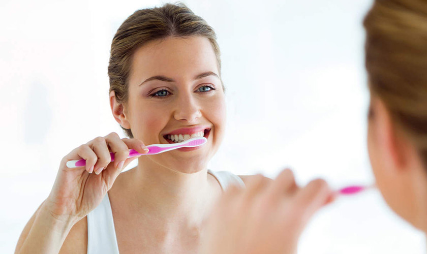 Đánh răng đúng cách giúp thời gian sử dụng răng sứ được lâu hơn