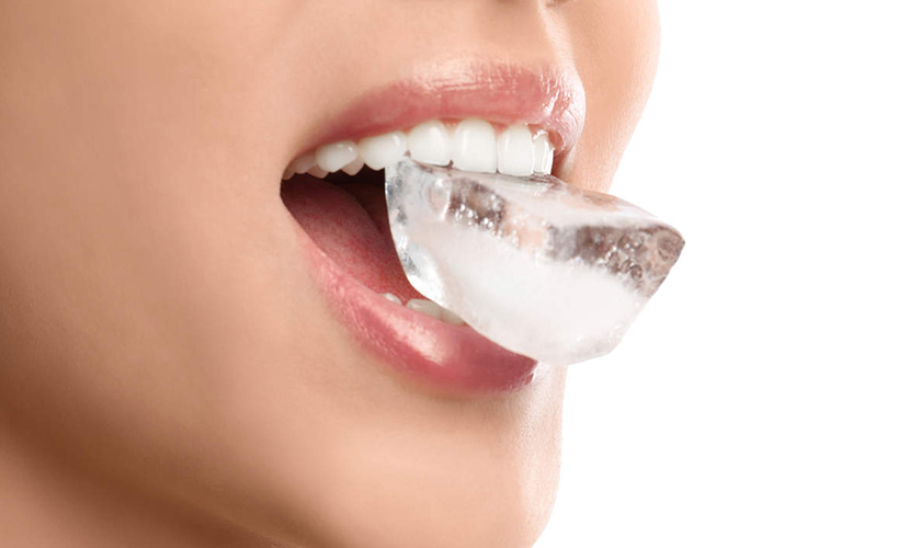 Ăn thực phẩm quá cứng gây sứt, mẻ răng sứ