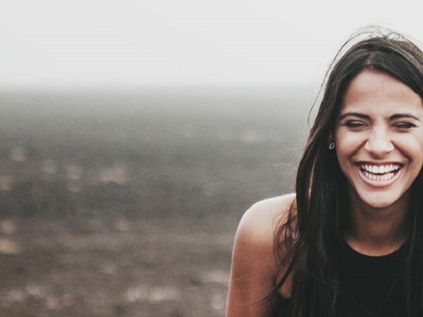 Có nên trồng răng sứ Titan giá rẻ không?