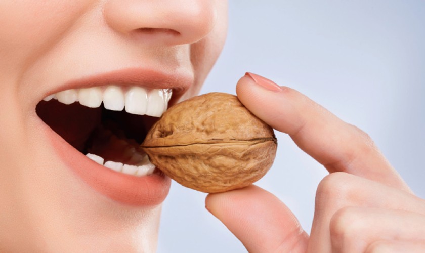 Ăn nhiều thực phẩm dai cứng có thể gây mòn, vỡ răng sứ