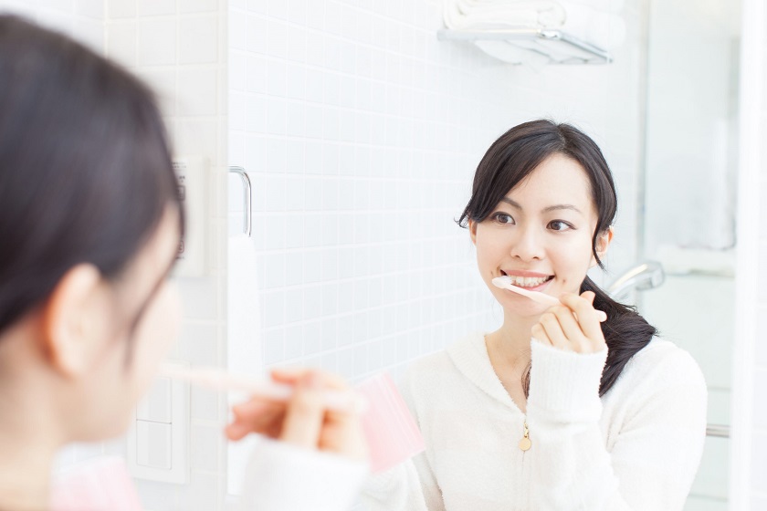 Răng sứ Titan là thân răng hơi đục không trong tự nhiên như răng toàn sứ