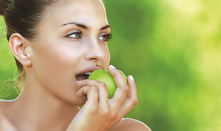 Răng sứ có độ cứng chắc cao, giúp ăn nhai tốt