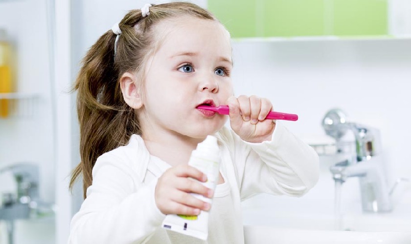 Tùy vào độ tuổi của bé mà lựa chọn phương pháp chăm sóc răng phù hợp