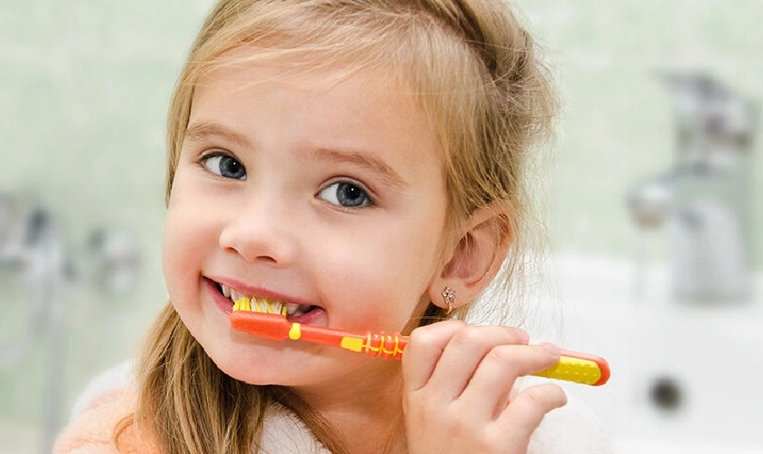 Ba mẹ hãy lựa chọn loại bàn chải có kích thước phù hợp với khuôn miệng của bé