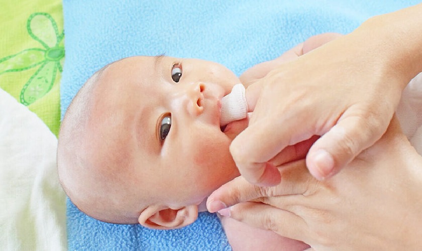 Với trẻ sơ sinh, cha mẹ có thể sử dụng gạc sạch để làm sạch miệng cho trẻ