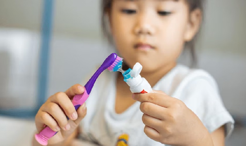 Sử dụng kem đánh răng phù hợp với độ tuổi của bé