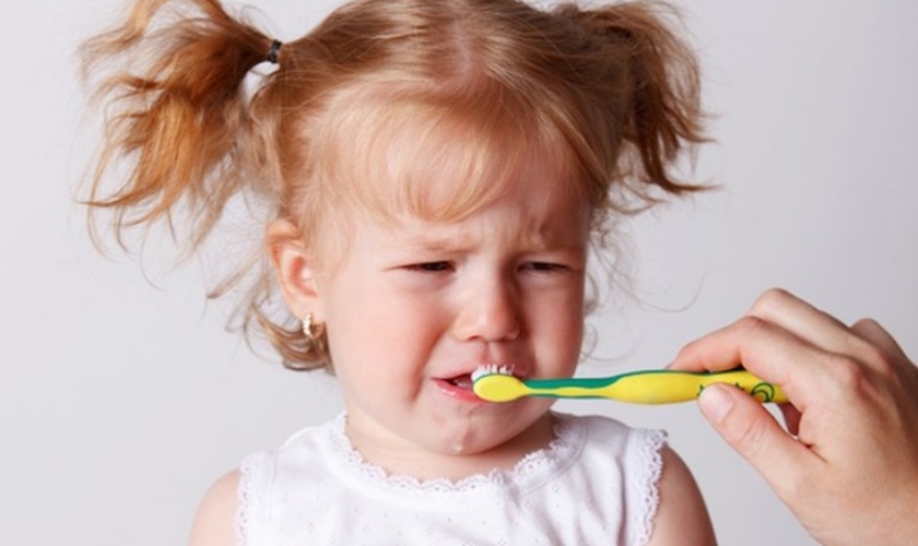 Vệ sinh răng miệng kém là nguyên nhân dẫn đến ăn mòn chân răng ở trẻ em