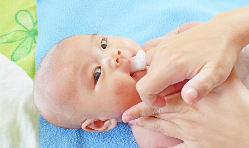 Dung dịch rơ miệng giúp làm sạch răng miệng cho bé