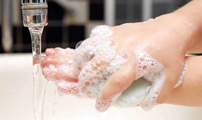Ba mẹ cần rửa tay sạch sẽ trước khi rơ miệng cho bé
