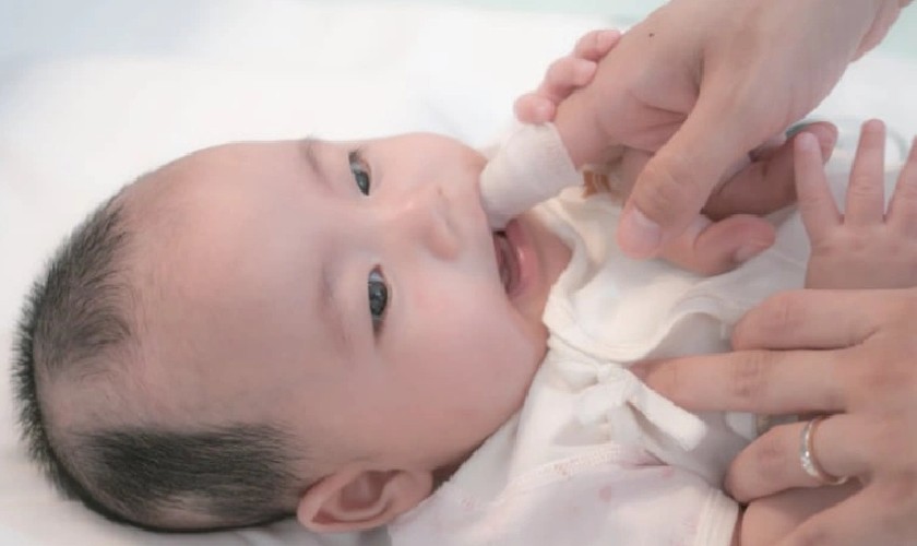 Quan sát phản ứng của trẻ khi rơ miệng