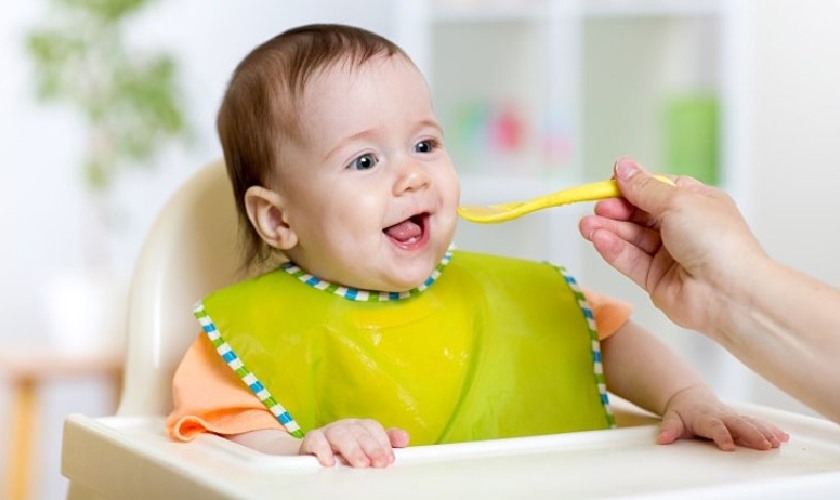 Ba mẹ không nên ép trẻ ăn trong giai đoạn mọc răng