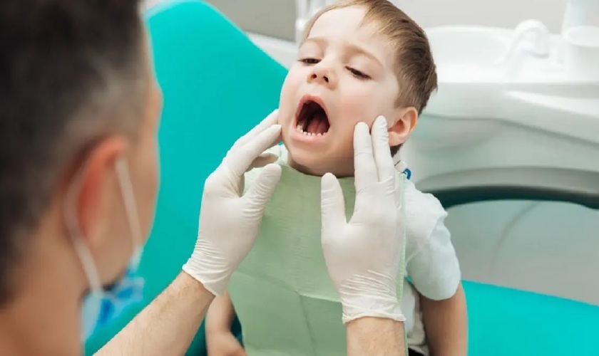 Nên đưa trẻ đến nha khoa để thăm khám khi có dấu hiệu bất thường
