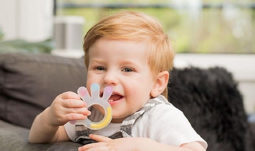 Răng hàm mọc lên khiến trẻ ngứa ngáy và muốn gặm, cắn mọi thứ