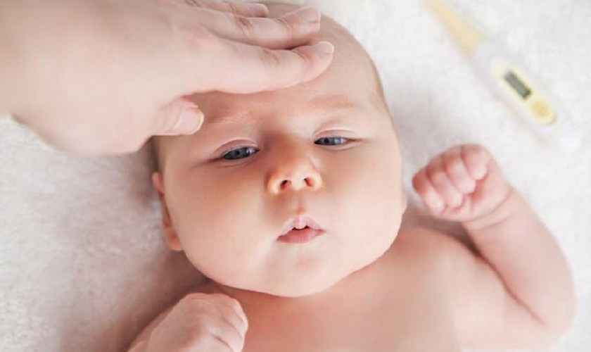 Trẻ mọc răng hàm có thể bị sốt nhẹ