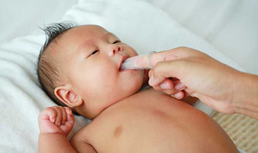 Vệ sinh răng miệng cho trẻ từ 0-1 tuổi bằng bàn chải phù hợp