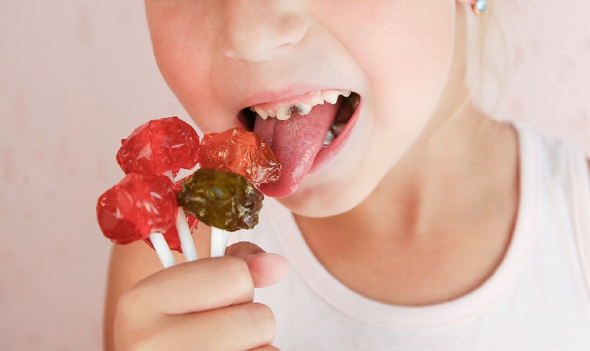 Trẻ ăn nhiều đồ ngọt dễ bị sún răng