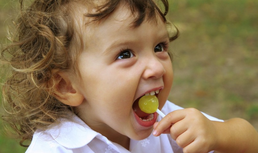 Ăn uống quá nhiều đồ ngọt cũng gây mòn men răng