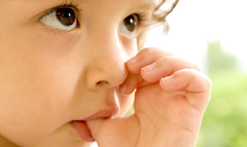 Trẻ mút tay có thể gây ảnh hưởng xấu đến hướng mọc răng của trẻ