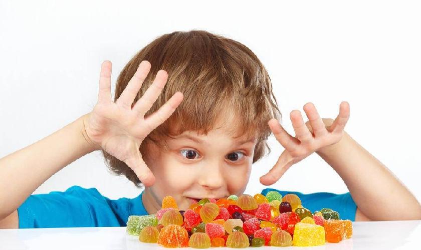 Thực phẩm nhiều đường nên tránh cho trẻ sử dụng nhiều