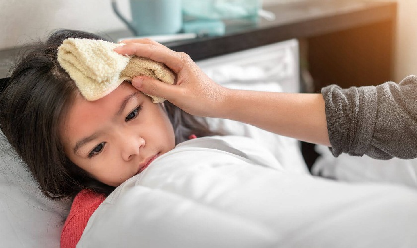 Ba mẹ có thể lau người bé bằng nước ấm