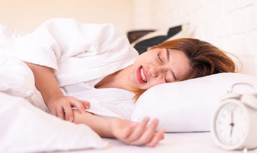 Nghiến răng khi ngủ sẽ gây tổn thương răng và đau nhức răng sau khi bọc sứ