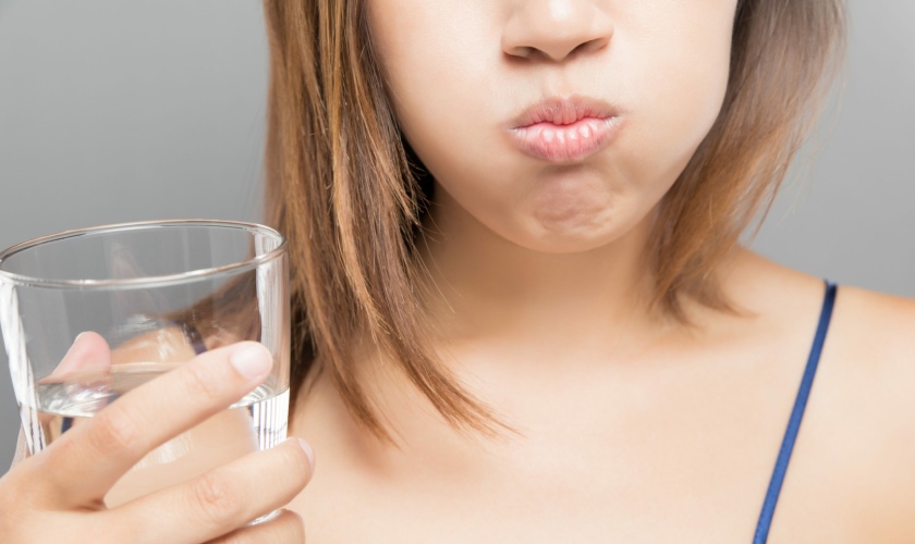 Súc miệng bằng nước muối là cách trị sâu răng đơn giản được nhiều người lựa chọn
