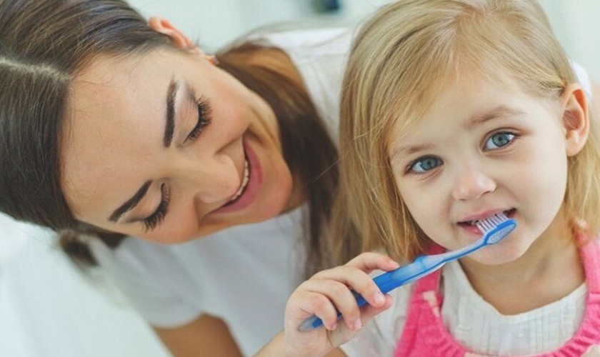 Cha mẹ cần hướng dẫn bé đánh răng đúng cách