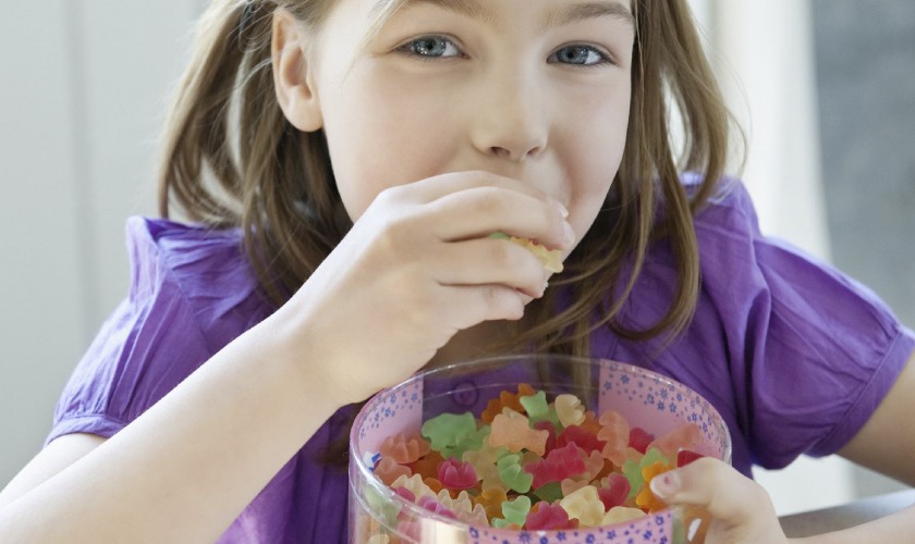 Trẻ em nên hạn chế ăn uống đồ ngọt để ngăn ngừa sâu răng