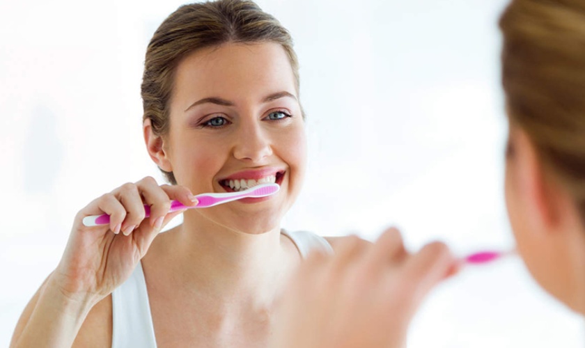 Cần vệ sinh răng miệng sạch sẽ để ngăn ngừa sâu răng