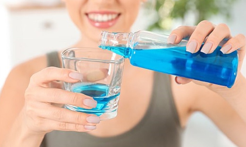 Súc miệng bằng nước súc miệng chuyên dụng để bảo vệ răng chắc khỏe