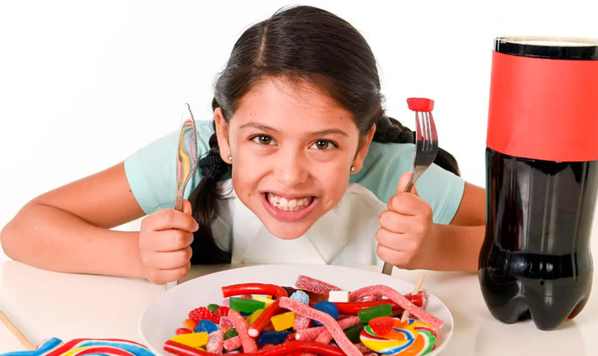 Trẻ từ 6-8 tuổi rất dễ bị sâu răng do thói quen ăn đồ ngọt, bánh kẹo...