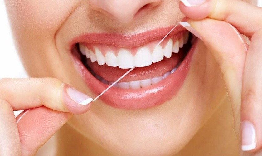 Nên sử dụng chỉ nha khoa để làm sạch và ngăn ngừa sâu kẽ răng