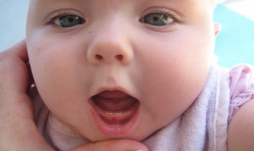 Bé sẽ bắt đầu mọc chiếc răng đầu tiên trong giai đoạn 6 tháng đến 1 tuổi