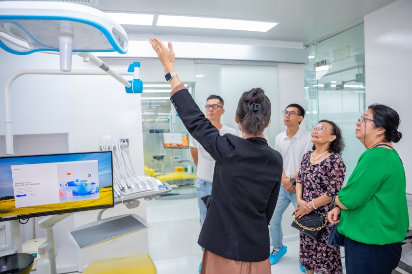 Các khách hàng tham quan cơ sở vật chất, công nghệ hiện đại của Nha khoa Nhân Tâm
