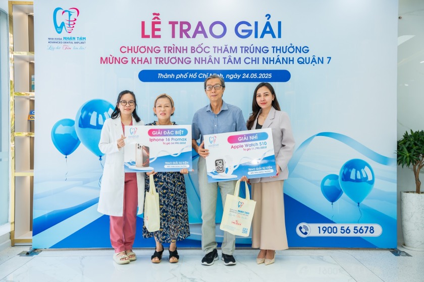 Niềm vui rạng rỡ của khách hàng khi trở thành chủ nhân của các phần quà giá trị