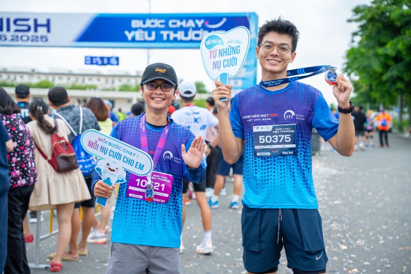 Tập thể Nha khoa Nhân Tâm đồng lòng, tiếp sức nhau suốt hành trình – một tinh thần thể thao đầy đoàn kết