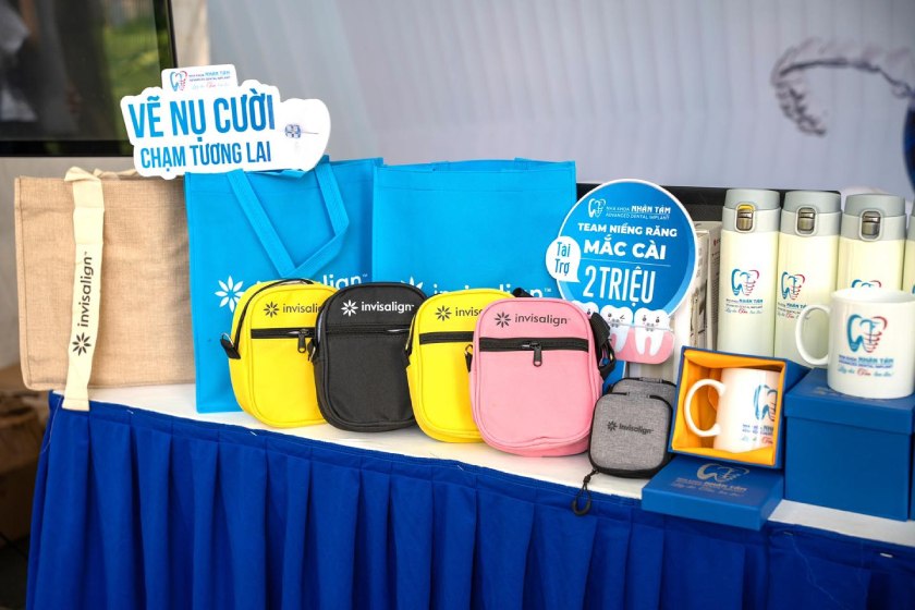 Nhiều phần quà dễ thương, thiết thực, giúp cho không khí ngày hội càng thêm sôi động