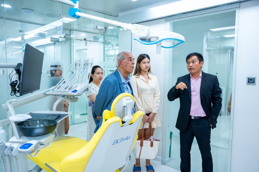 Đoàn chuyên gia Singapore tìm hiểu công nghệ điều trị tại Nhân Tâm