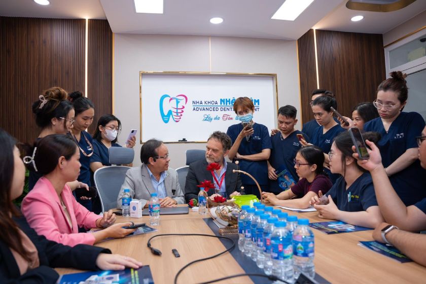 TS.BS Võ Văn Nhân là người truyền cảm hứng mạnh mẽ cho thế hệ nha sĩ trẻ