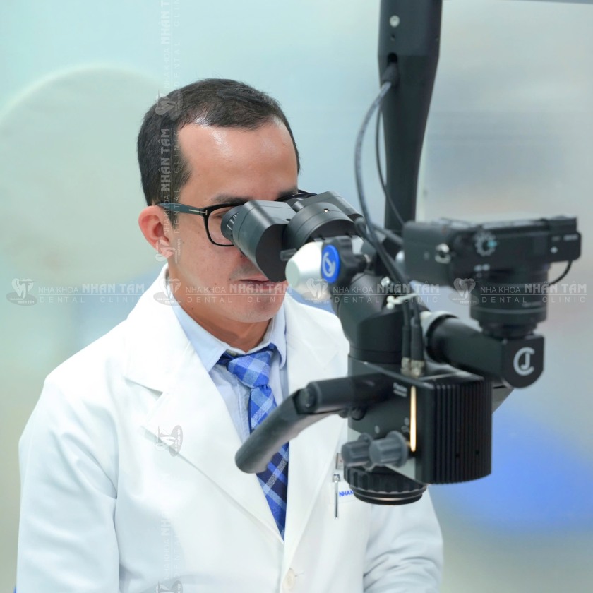 Kính hiển vi mang lại rất nhiều lợi ích trong cấy ghép Implant