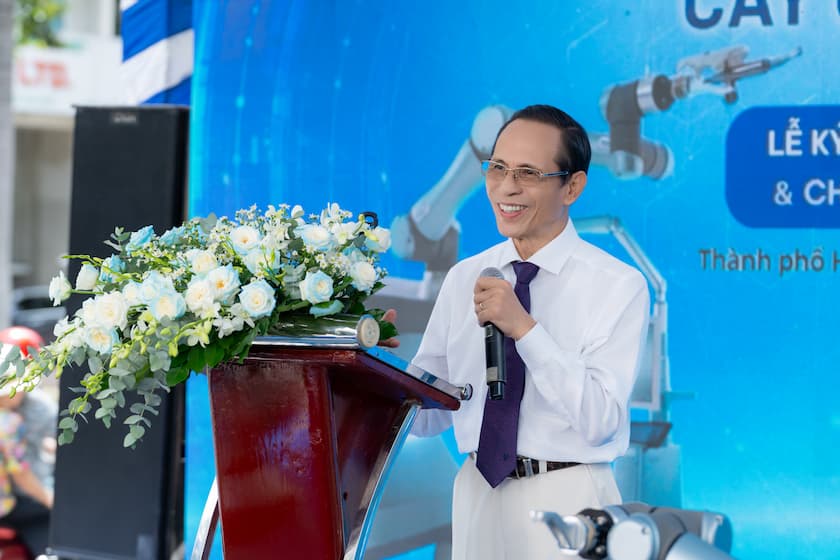Hình: Nhà Giáo Nhân Dân, GS.TS.BS. Hoàng Tử Hùng