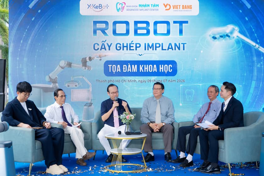 Hình: Các chuyên gia trao đổi về vai trò của robot cấy ghép Implant