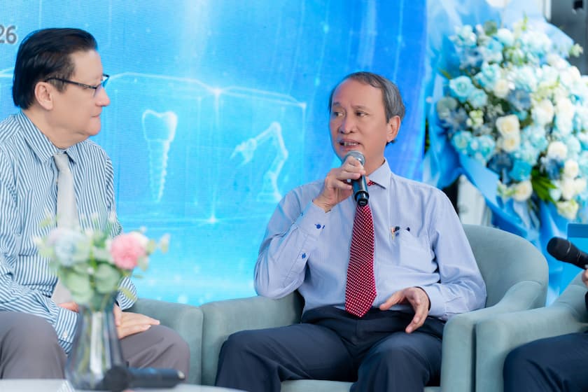 Hình: TS. BS. Võ Chí Hùng chia sẻ nhận định về tương lai của công nghệ robot chủ động trong ngành nha khoa tại buổi tọa đàm.