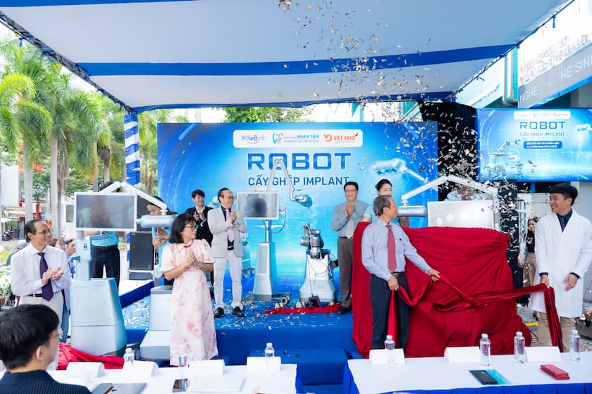 Hình: Nha khoa Nhân Tâm kích hoạt 03 hệ thống Robot cấy ghép Implant tại sự kiện